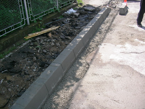 montat borduri str I Creanga 7.jpg